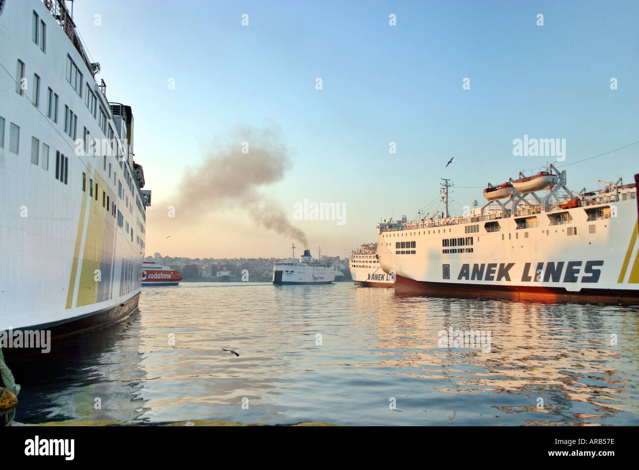 Schiffe in Piräus Hafen Athen Griechenland Stockfoto