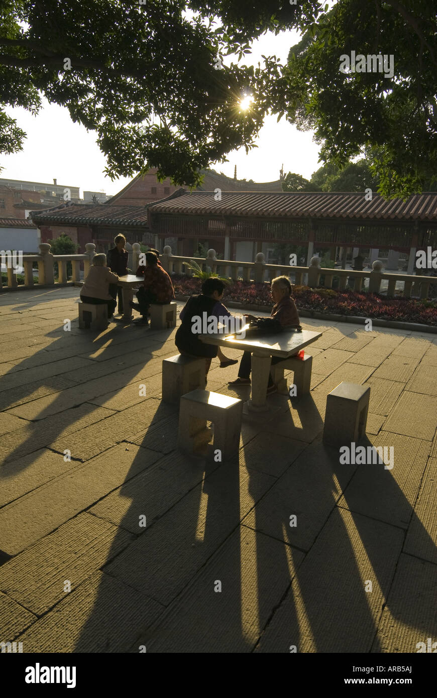 Frauen in Führungspositionen-Chat im Park bei Sonnenuntergang, Kuaiyuan buddhistische Tempel, Quanzhou, Provinz Fujian, China Stockfoto