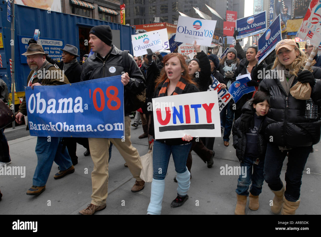 Hunderte von Anhängern des demokratischen Präsidentschaftskandidaten Barack Obama März über den Times Square Stockfoto