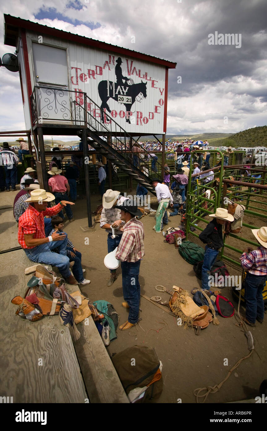 Cowboys versammeln sich hinter die Durchlaufmenge an den Jordan Valley Rodeo traditionell am dritten Wochenende im Mai statt Stockfoto