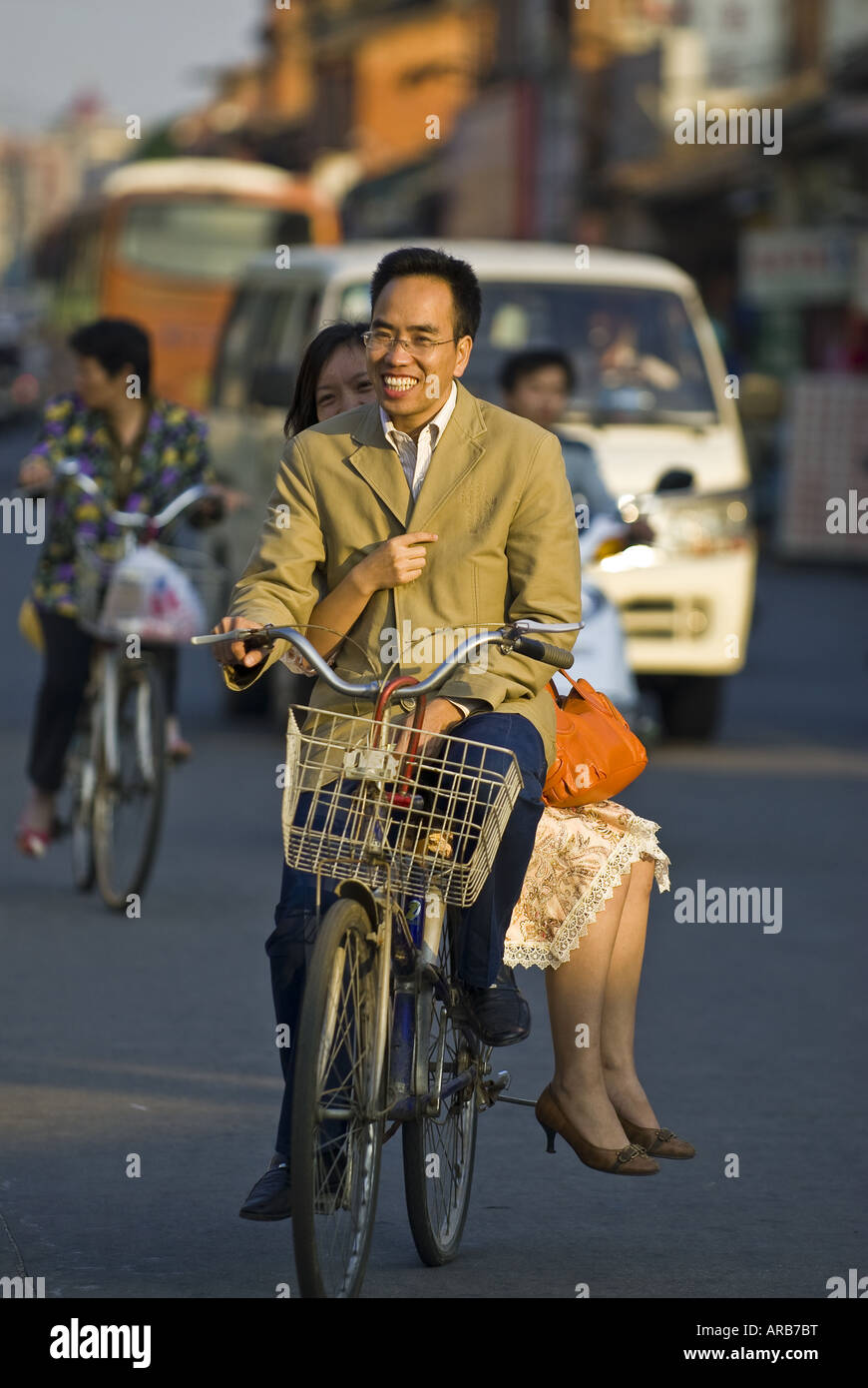 Junges Paar zu teilen, lachen und Fahrrad, Quanzhou, Provinz Fujian, China Stockfoto