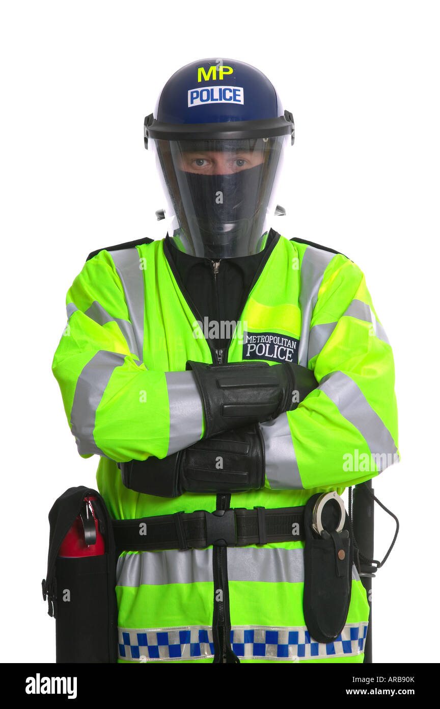 Metropolitan Police Officer gekleidet im öffentlichen Ordnung Gang mit dem Visier auf seinem Helm geschlossen isoliert auf einem reinen weißen Hintergrund Stockfoto