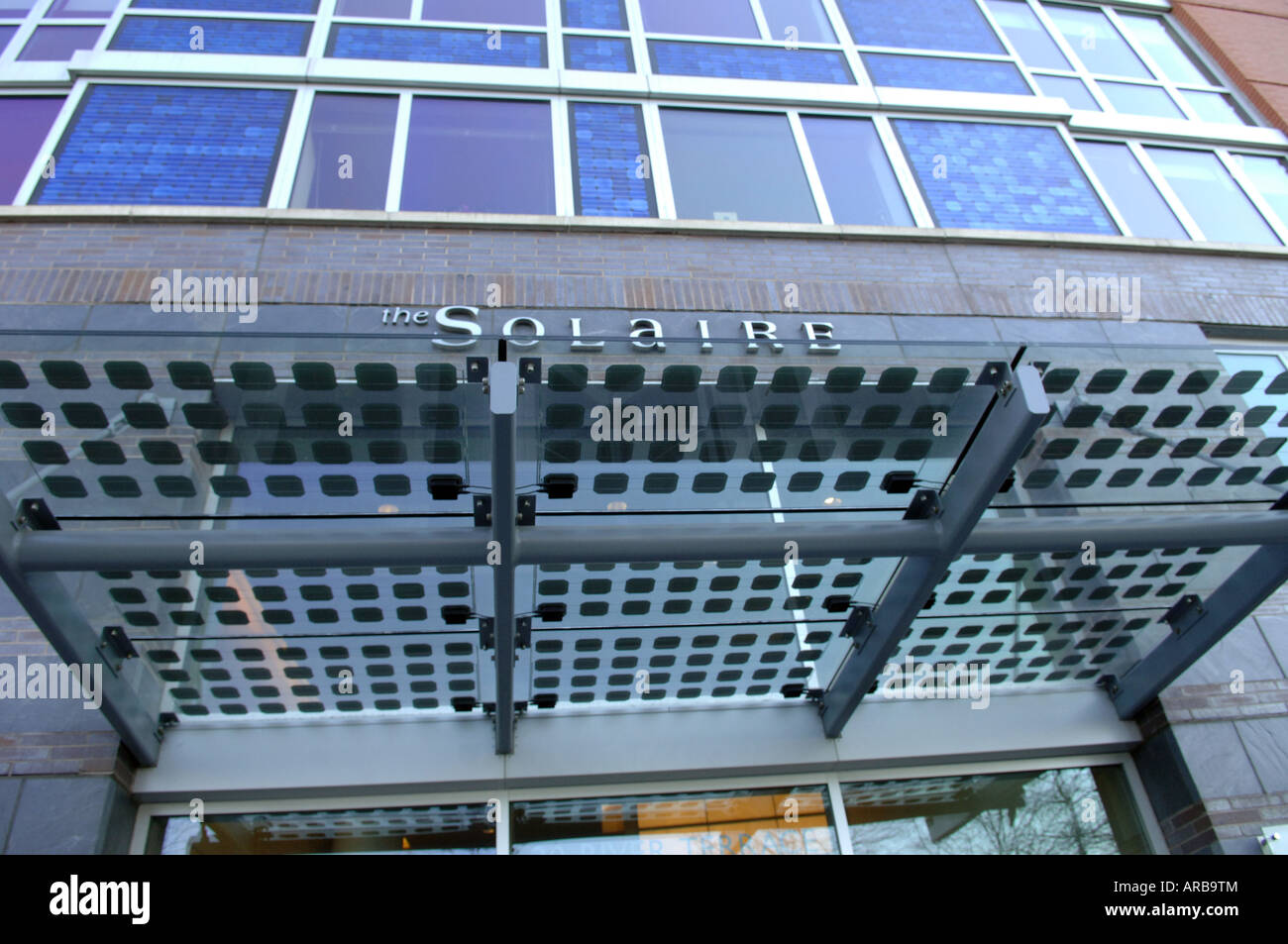 Fassaden- und Baldachin aus der Solaire mit Sonnenkollektoren ein Green building in Battery Park City in New York City Stockfoto