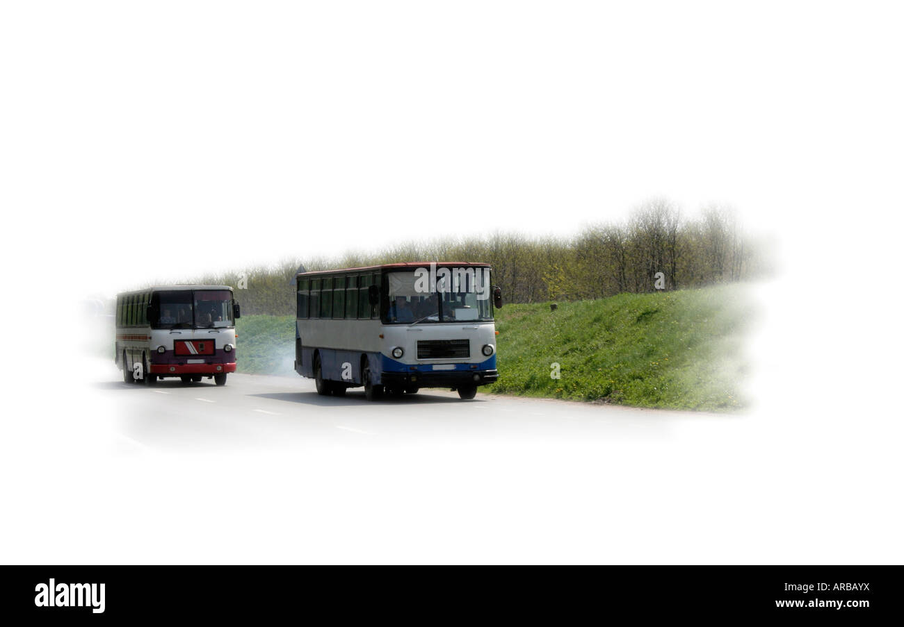 Zwei Busse auf der Straße Stockfoto