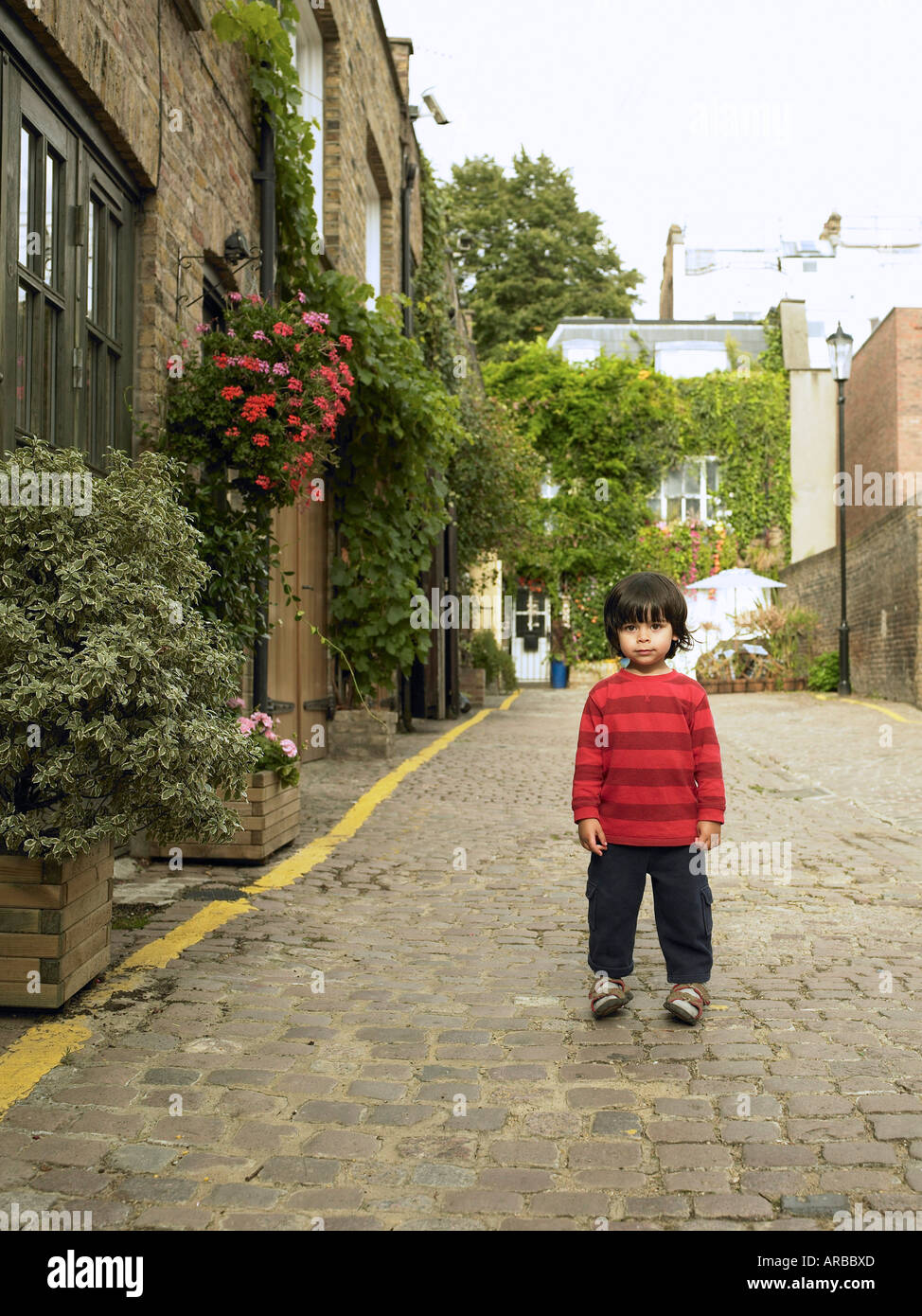 Porträt eines jungen stehen In Street, Portobello, London, England Stockfoto