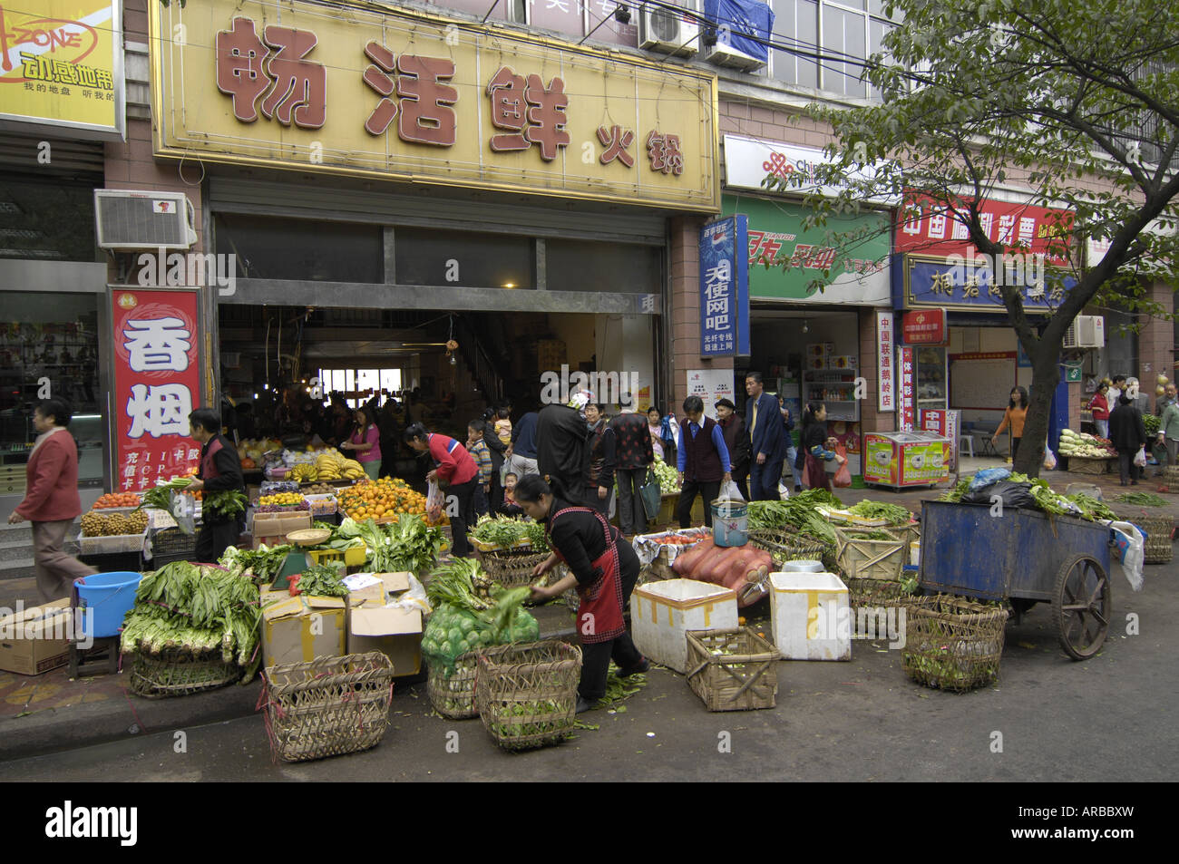 Geographie/Reisen, China, Chongqing, street scene, Gemüse stehen auf der Straße, Additional-Rights - Clearance-Info - Not-Available Stockfoto