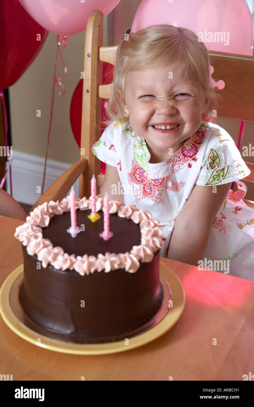 Mädchen mit Geburtstagstorte Stockfoto