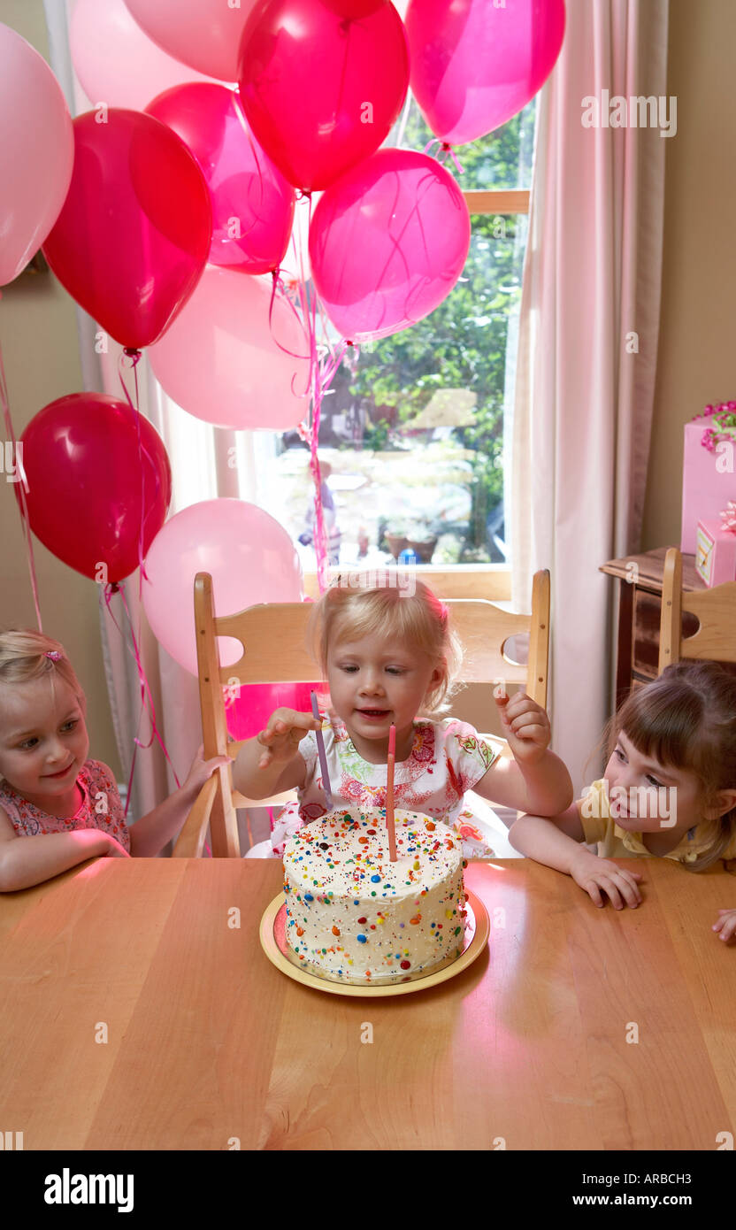 Mädchen auf Geburtstagsparty Stockfoto