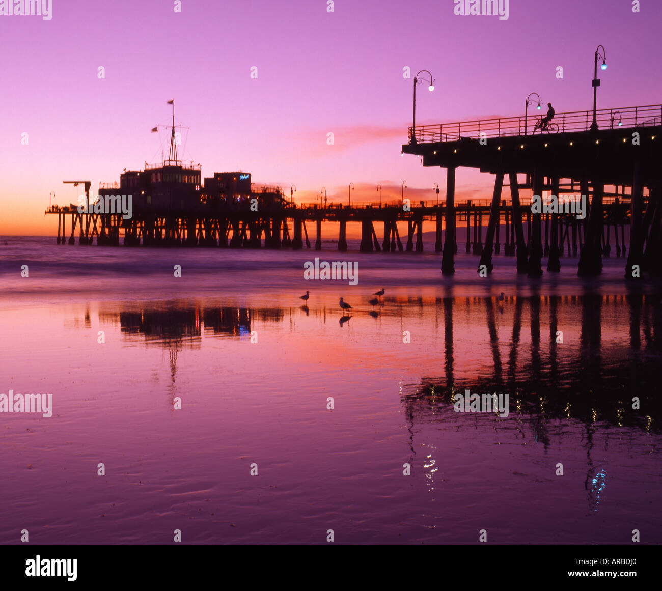 Bei Ebbe stieg Reflexionen bei Sonnenuntergang Santa Monica Pier Santa Monica Los Angeles County Kalifornien USA Stockfoto