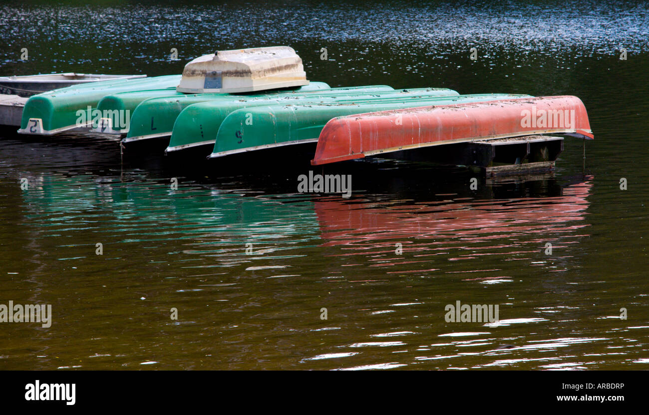 Nicht genutzte Boote auf See Daylesford. Stockfoto