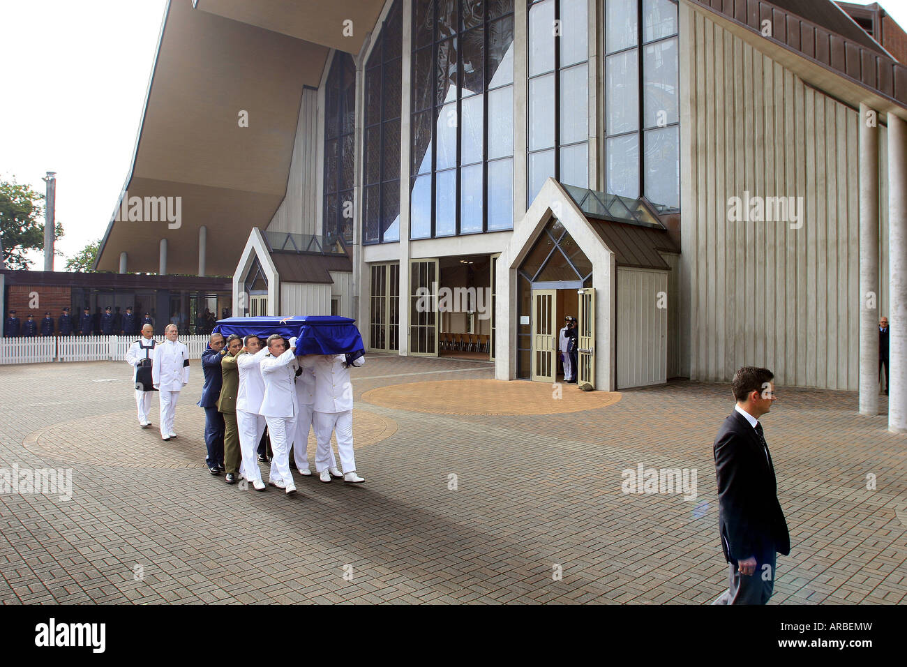 Sir Edmund Hillary Sarg wird von der Kathedrale für die staatliche Trauerfeier an Str. Marys Kirche Auckland New Zealand gebracht. Stockfoto