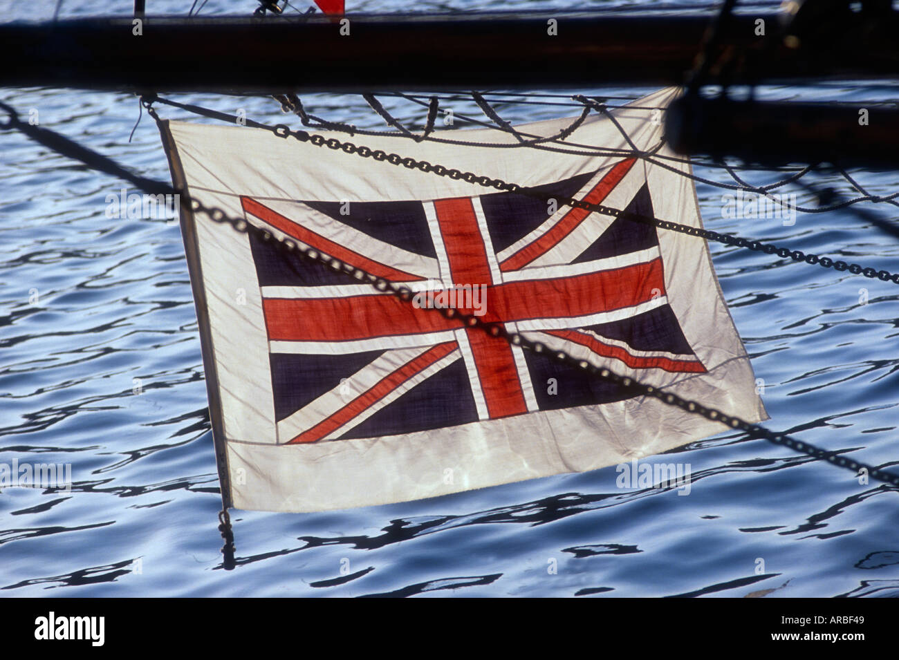 Anschluß-Markierungsfahne fliegt von der Bugspriet des Schiffes im Hafen von Ramsgate in Kent England UK Stockfoto