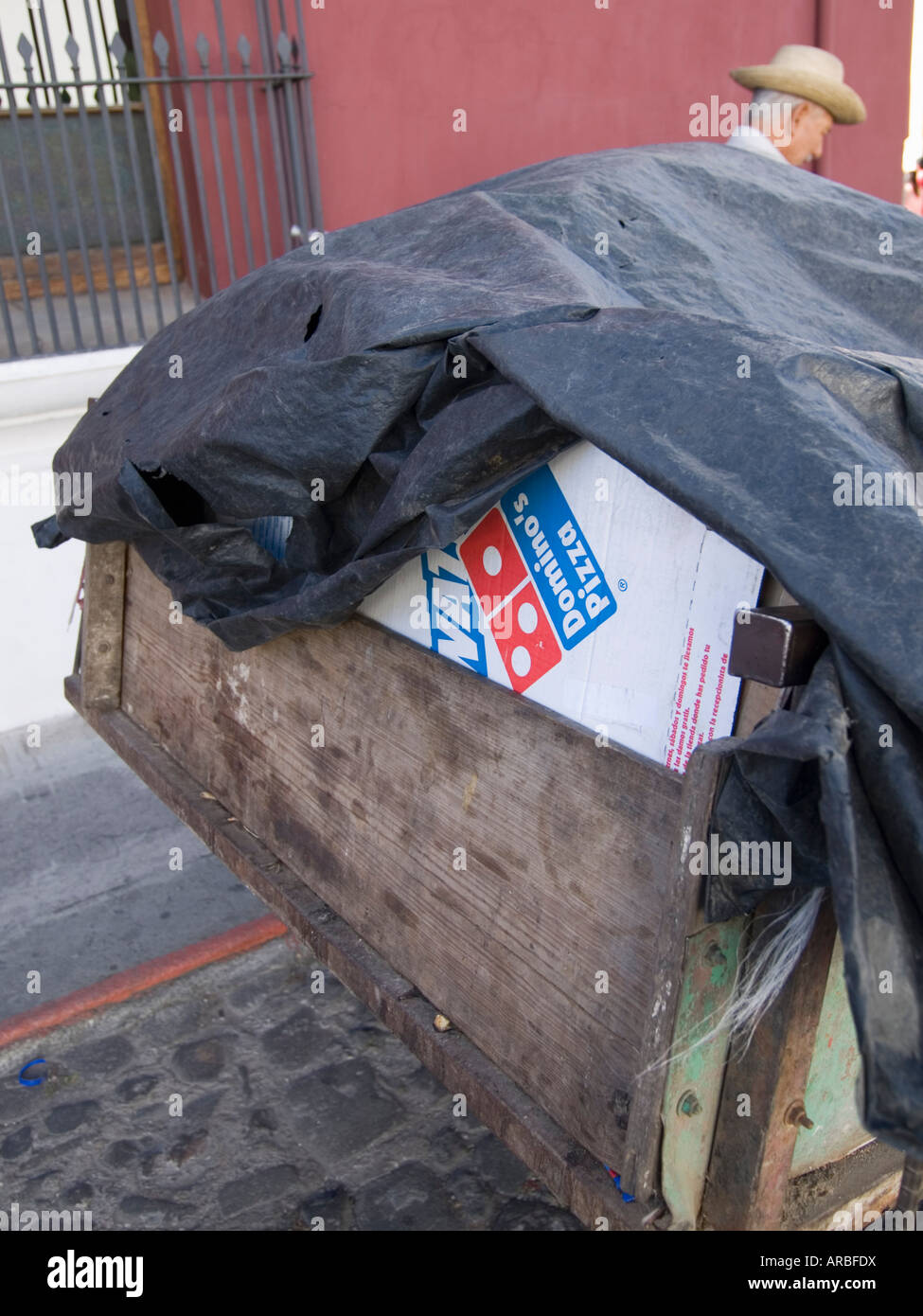 Detail einer Pizza-Box in einer Mülltonne mans Warenkorb Stockfoto
