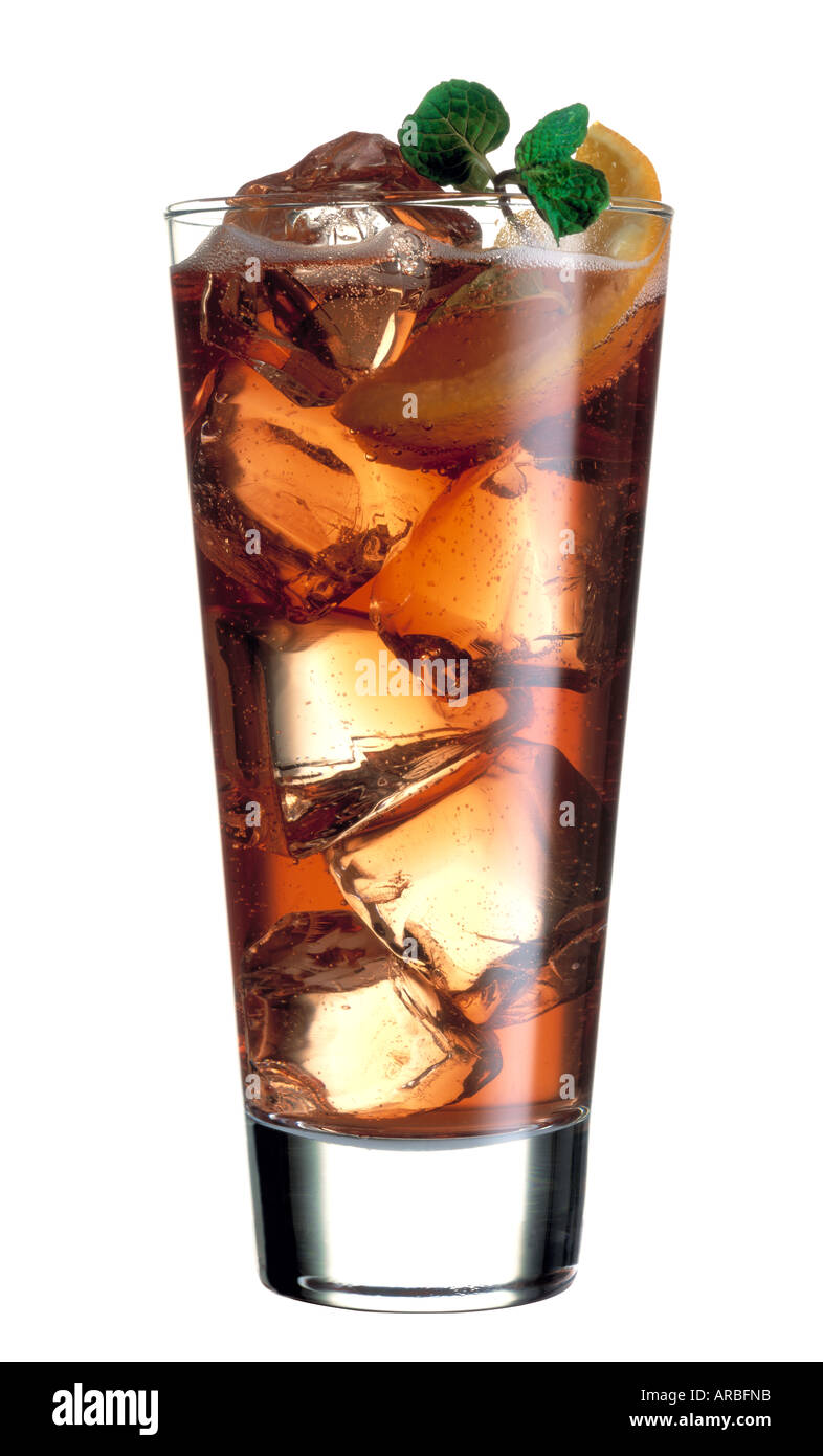 Schlehe Sling cocktail in einem geraden Glas auf weißem Hintergrund Stockfoto