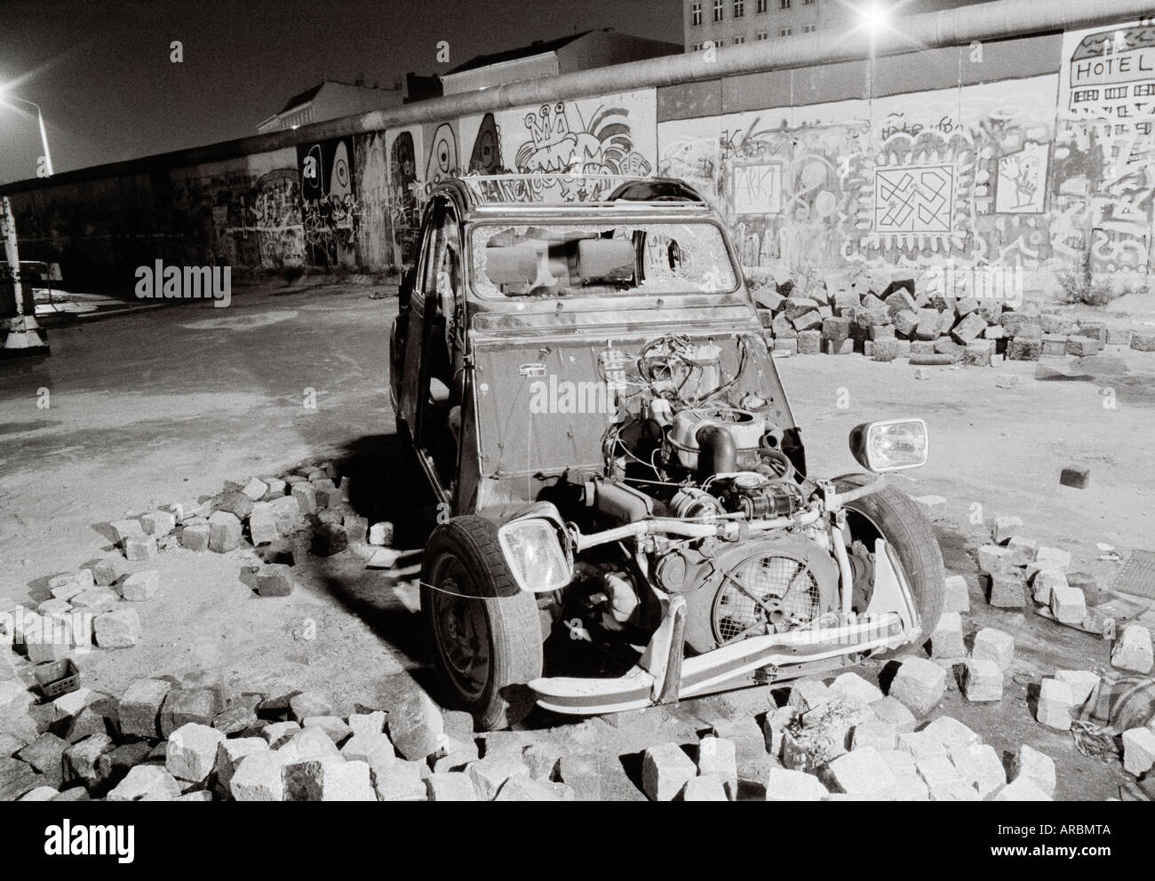 Reportage Nacht Kalten Krieges Fotografie - eine zertruemmerten Auto an der Berliner Mauer in Kreuzberg West Berlin West Deutschland Europa. Dokumentarfilm Fotojournalismus Stockfoto