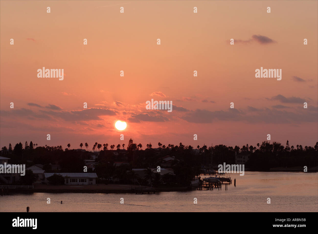 Sonnenuntergang über der Intra coastal Gewässer in der Nähe von Tampa St Petes Beach Stockfoto