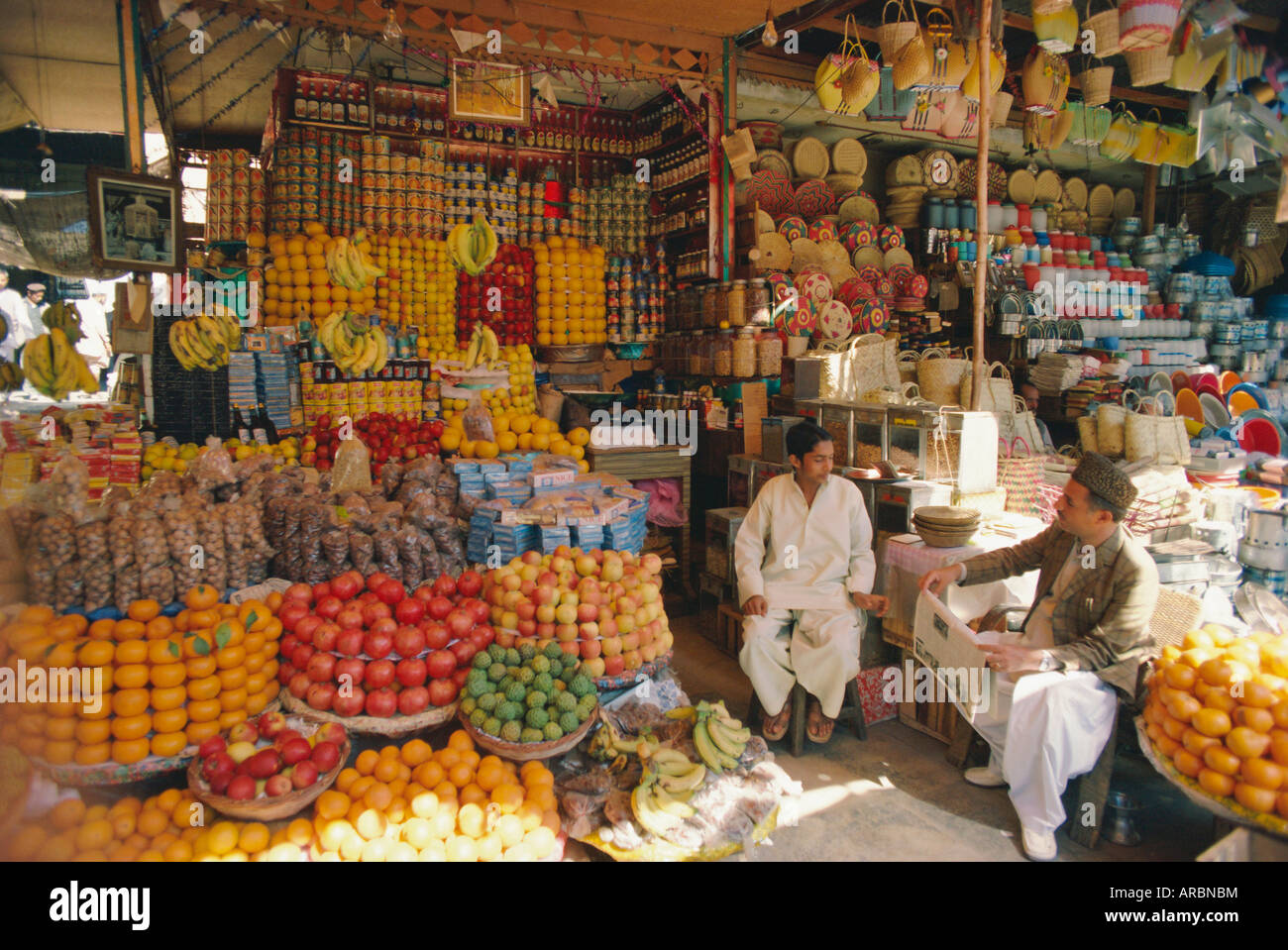 Obst und Korbwaren Stände auf dem Markt, Karachi, Pakistan Stockfoto