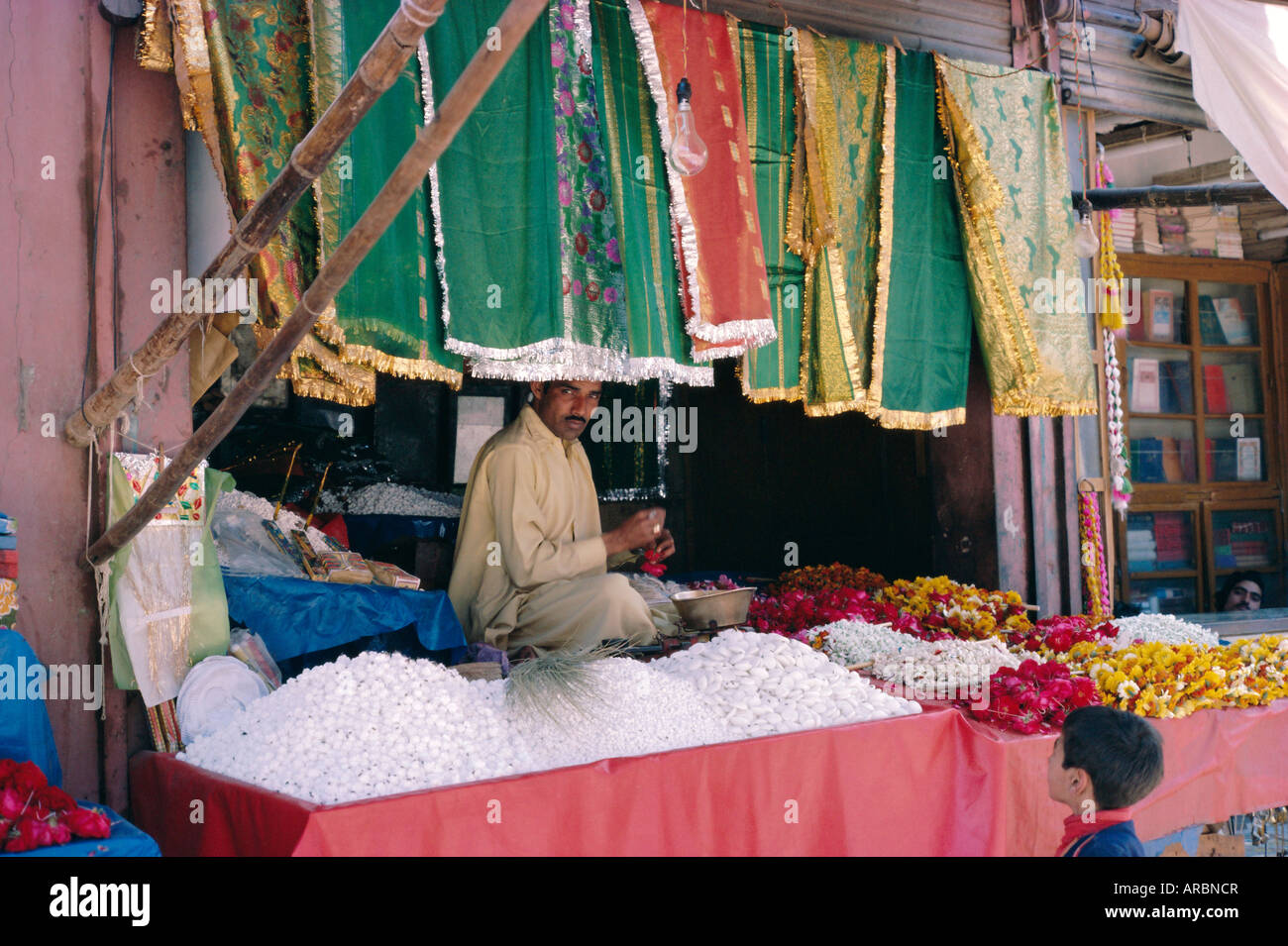 Standbesitzer, Daten Durbar Schrein, Lahore, Pakistan Stockfoto