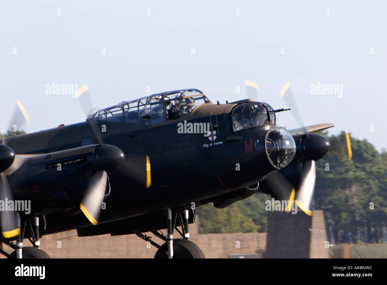 Schlacht von Britain Memorial Flight RAF Lancaster Bomber auf der Piste Stockfoto