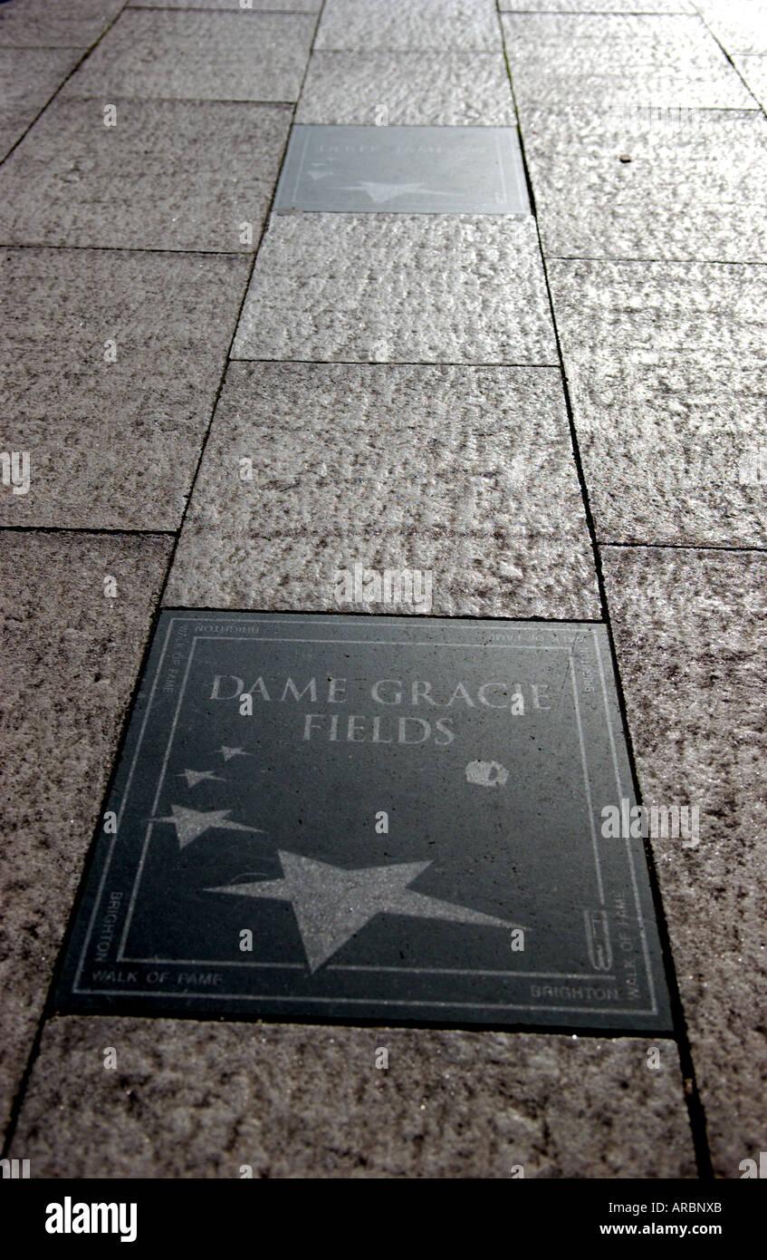 Der Walk of Fame in Brighton Marina mit Namensschildern berühmter Brighton-Stars aus Großbritannien, einschließlich Gracie Fields Stockfoto Der Walk of Fame in Brighton Marina mit Namensschildern berühmter Brighton-Stars aus Großbritannien, einschließlich Gracie Fields Stockfoto