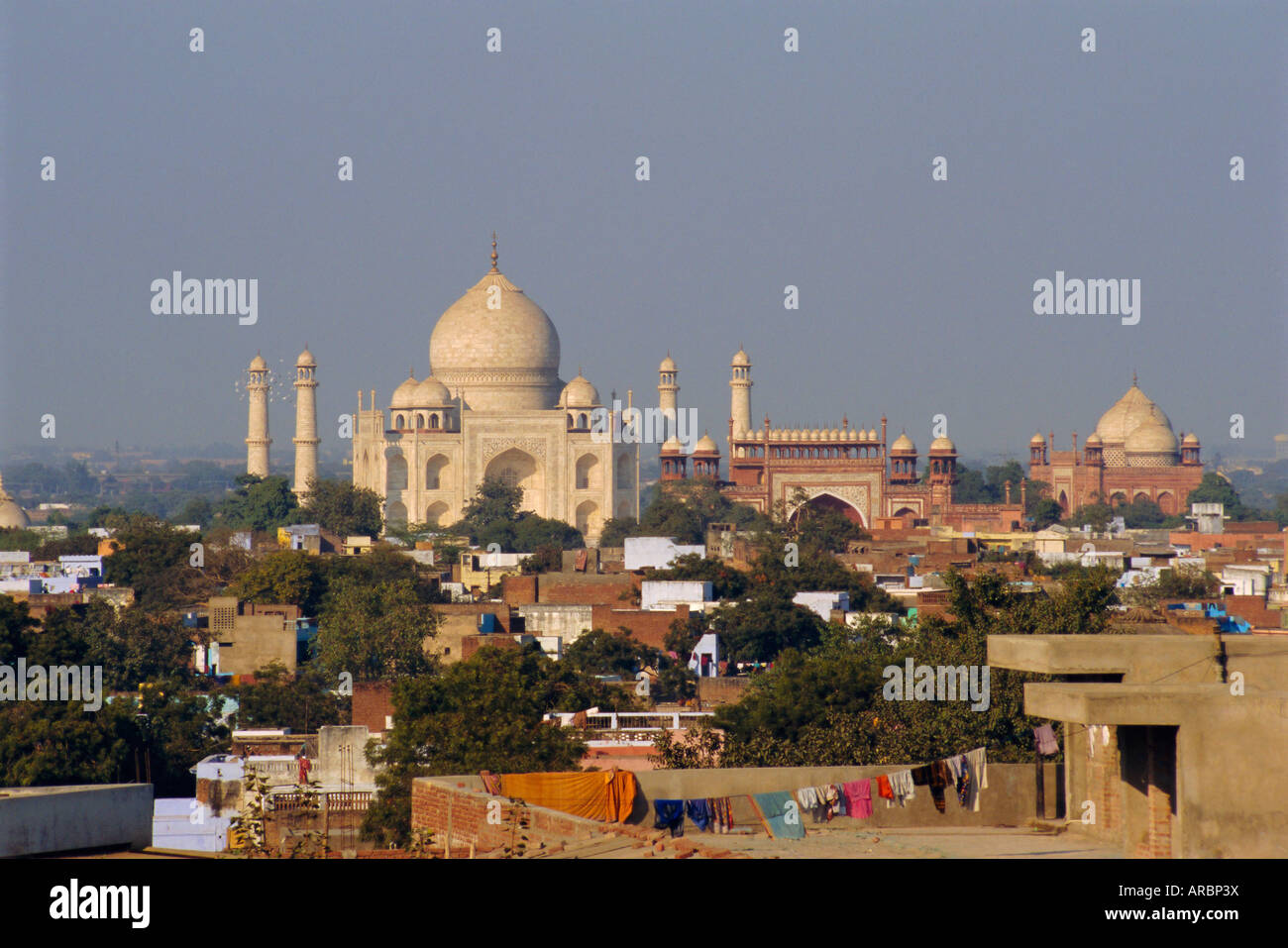 Taj Mahal am Ufer des Flusses Yamuna, gebaut von Shah Jahan für seine Frau, Agra, Indien Stockfoto