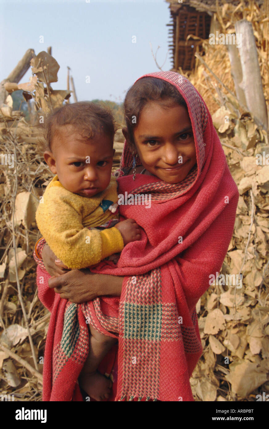 Junges Mädchen und Baby, Dhariyawad, Rajasthan, Indien Stockfoto