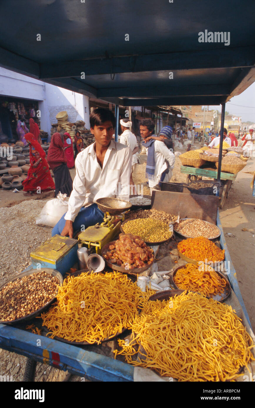 Imbiss Imbissstand und Standinhaber, Dhariyawad, Bundesstaat Rajasthan, Indien Stockfoto