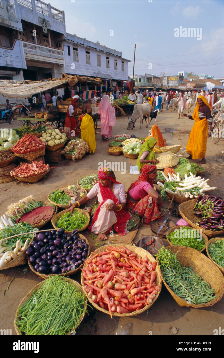Obst und Gemüse Verkäufern auf der Straße, Dhariyawad, Bundesstaat Rajasthan, Indien Stockfoto
