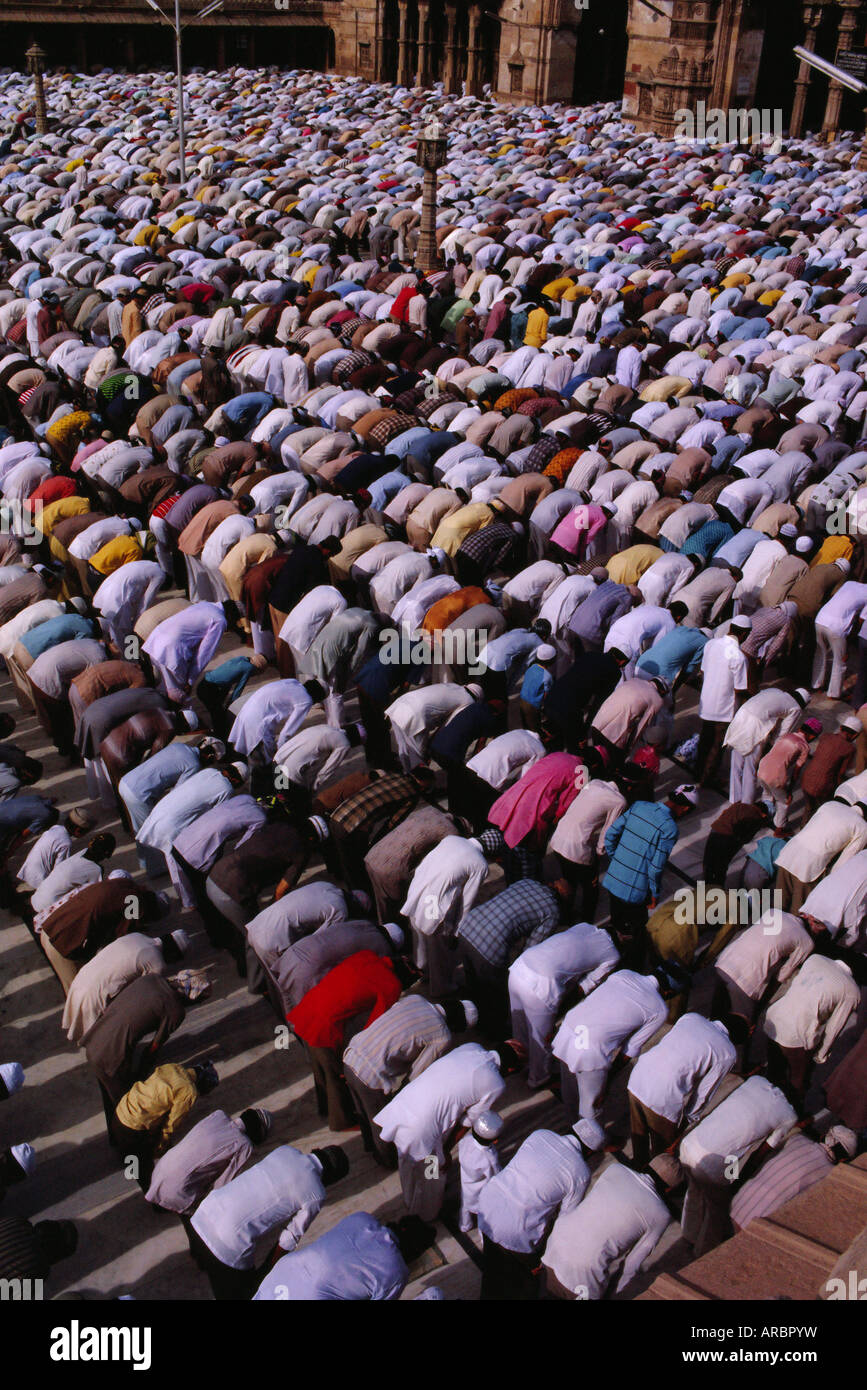 Muslime versammeln sich zum Gebet in die Jama Masjid (Freitagsmoschee), Ahmedabad, Bundesstaat Gujarat, Indien Stockfoto
