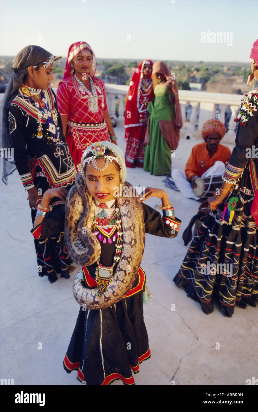 Mädchen mit Python, Bestandteil einer traditionellen Kalbalia dance Troupe, Rajasthan, Indien Stockfoto