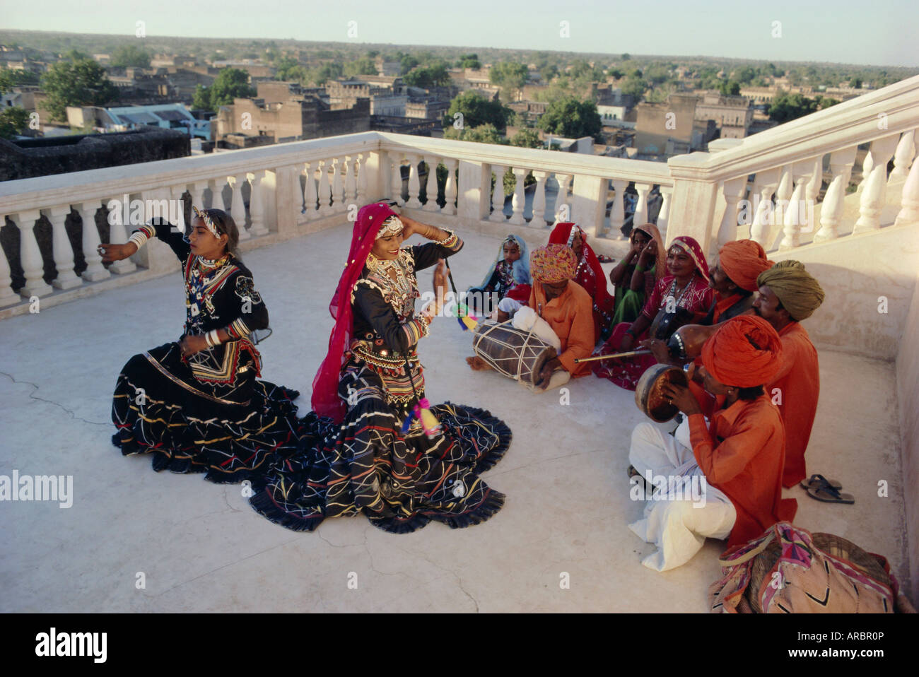 Traditionelle Kalbali Tanzgruppe mit Musikern, Rajasthan, Indien Stockfoto