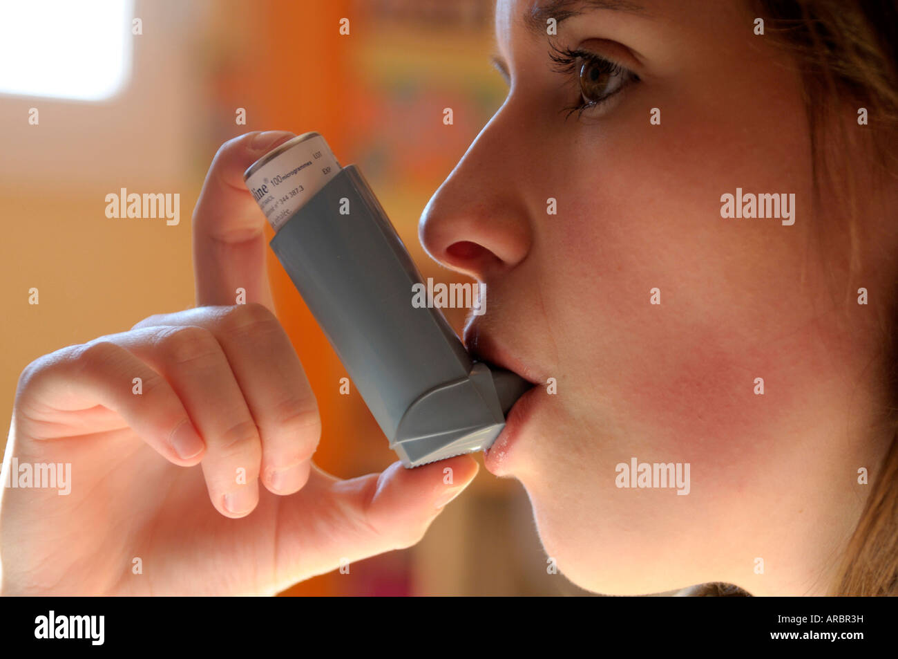 Mädchen-Asthmatiker mit einem Ventalin-Inhalator Stockfoto