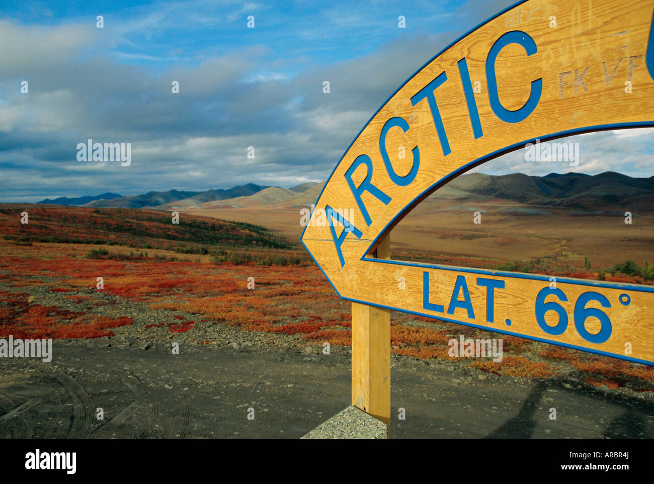 Kreuzungspunkt der Polarkreis unterwegs durch Tundra, Dempster Highway, Yukon, Kanada Stockfoto