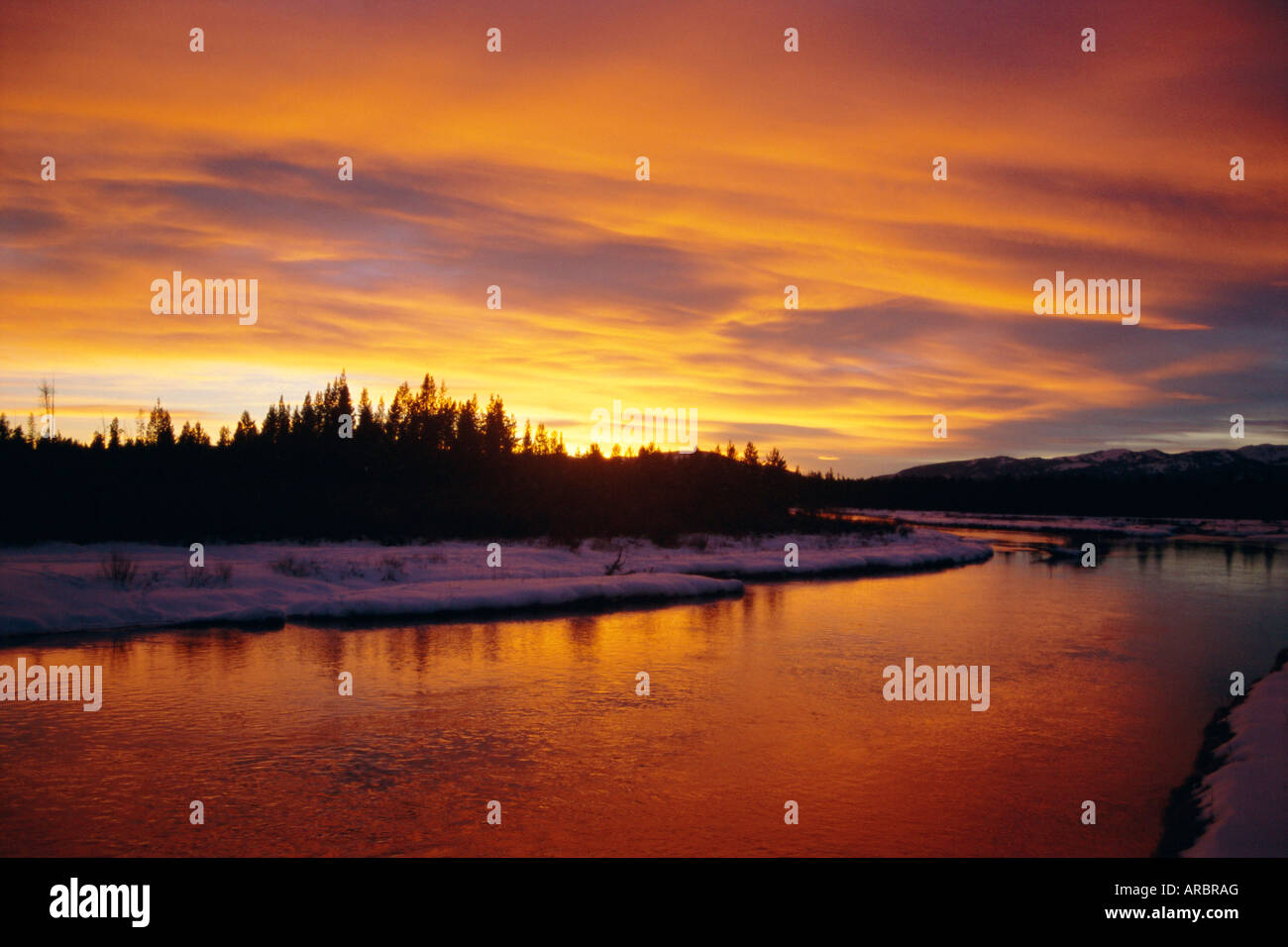 Sonnenuntergang über einem warmen Fluss im Winter, Yellowstone-Nationalpark, Wyoming, USA Stockfoto