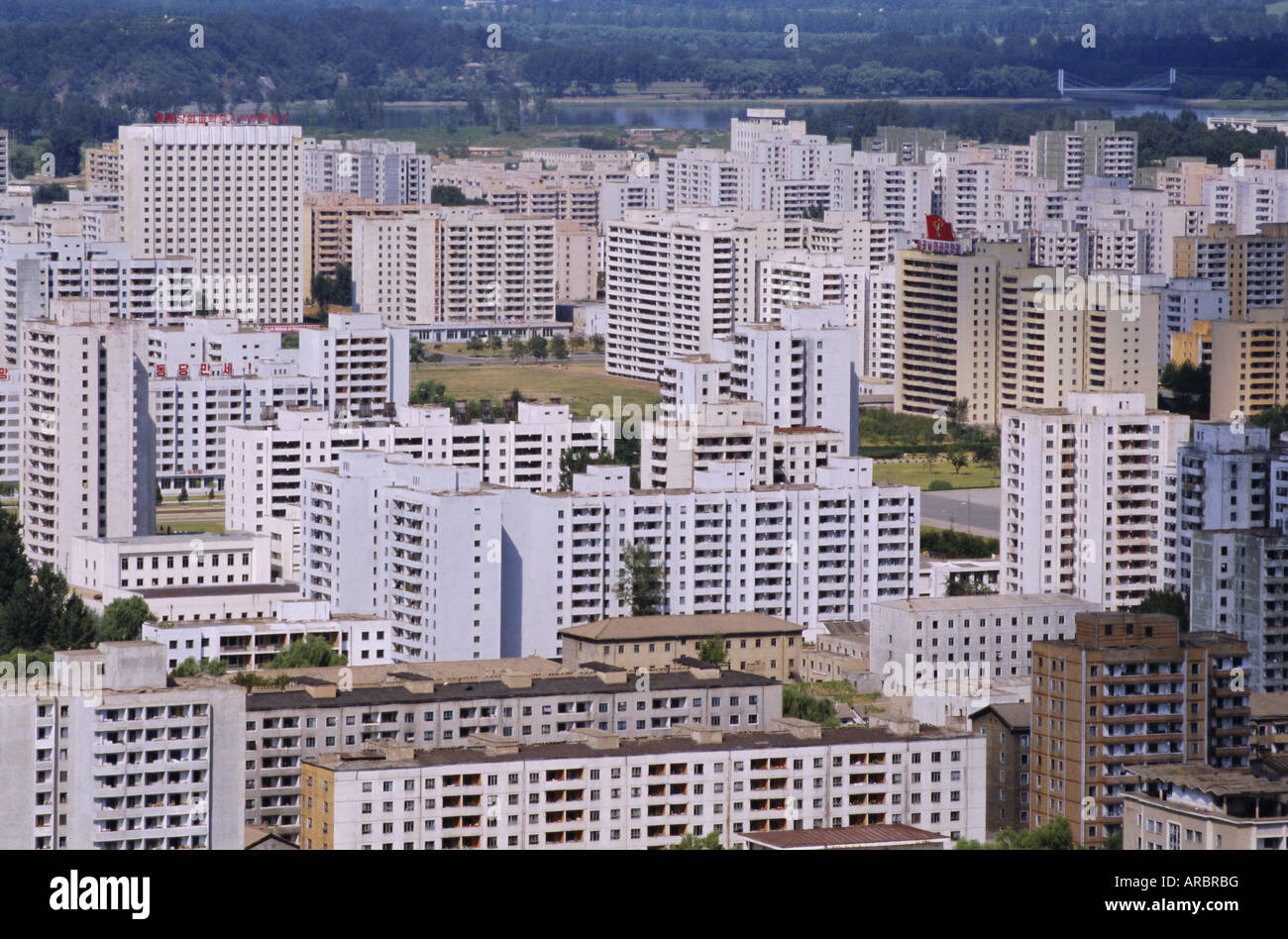 Luftaufnahme der Skyline der Stadt mit Wohnblöcken umgebaut seit den 1950er Jahren Krieg, Pyongyang, Nordkorea, Asien Stockfoto