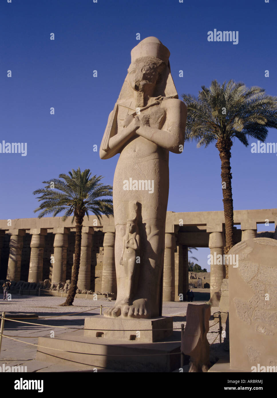 Statue des Amun, mit Ramses II. (der große Ramasses) zwischen die Knie, Karnak, Theben, Ägypten, Nordafrika Stockfoto