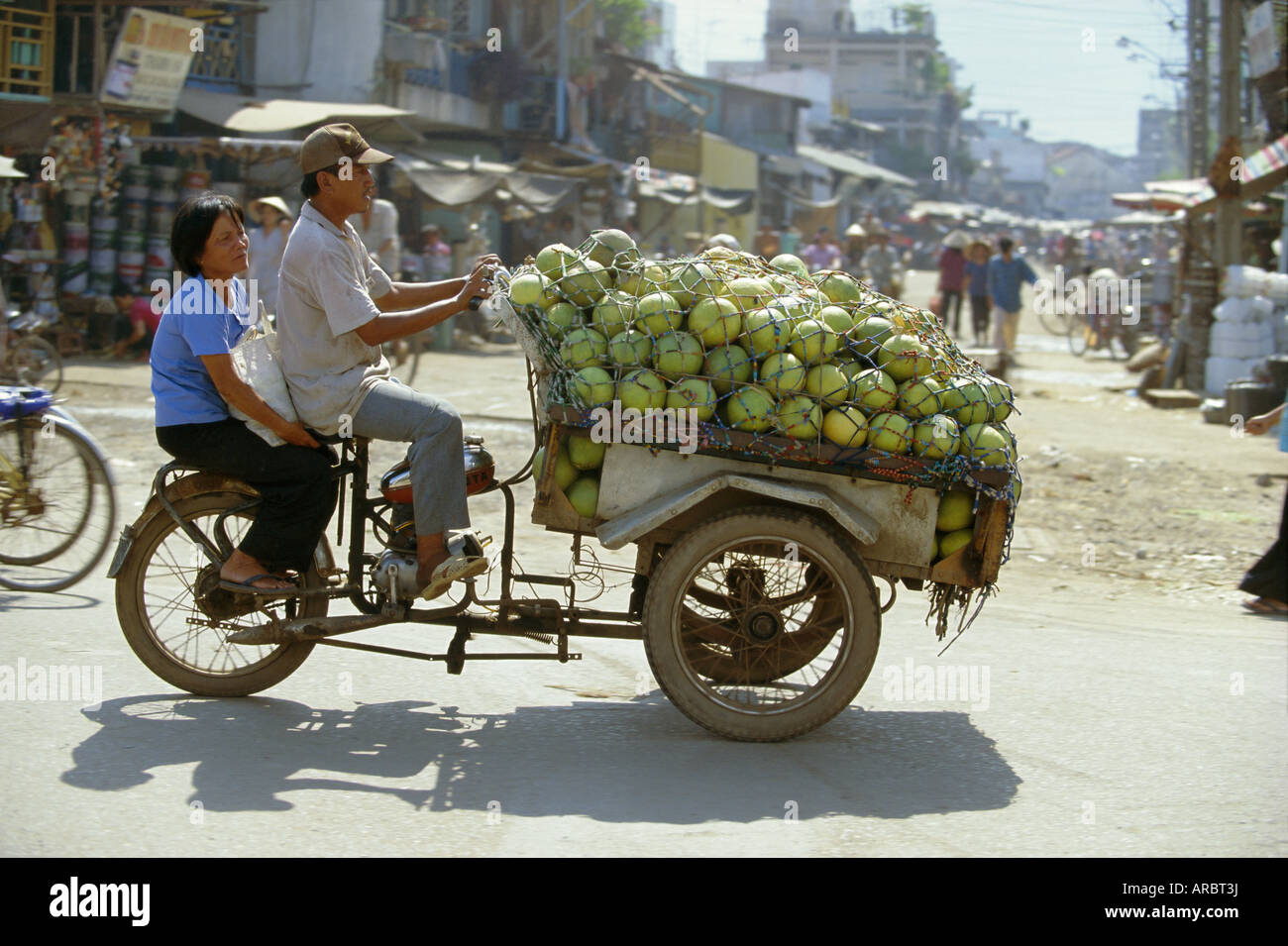 Melonen auf Dreirad Xe Lam in Innenstadt, Ho-Chi-Minh-Stadt, Vietnam, Indochina, Südost-Asien transportiert werden Stockfoto