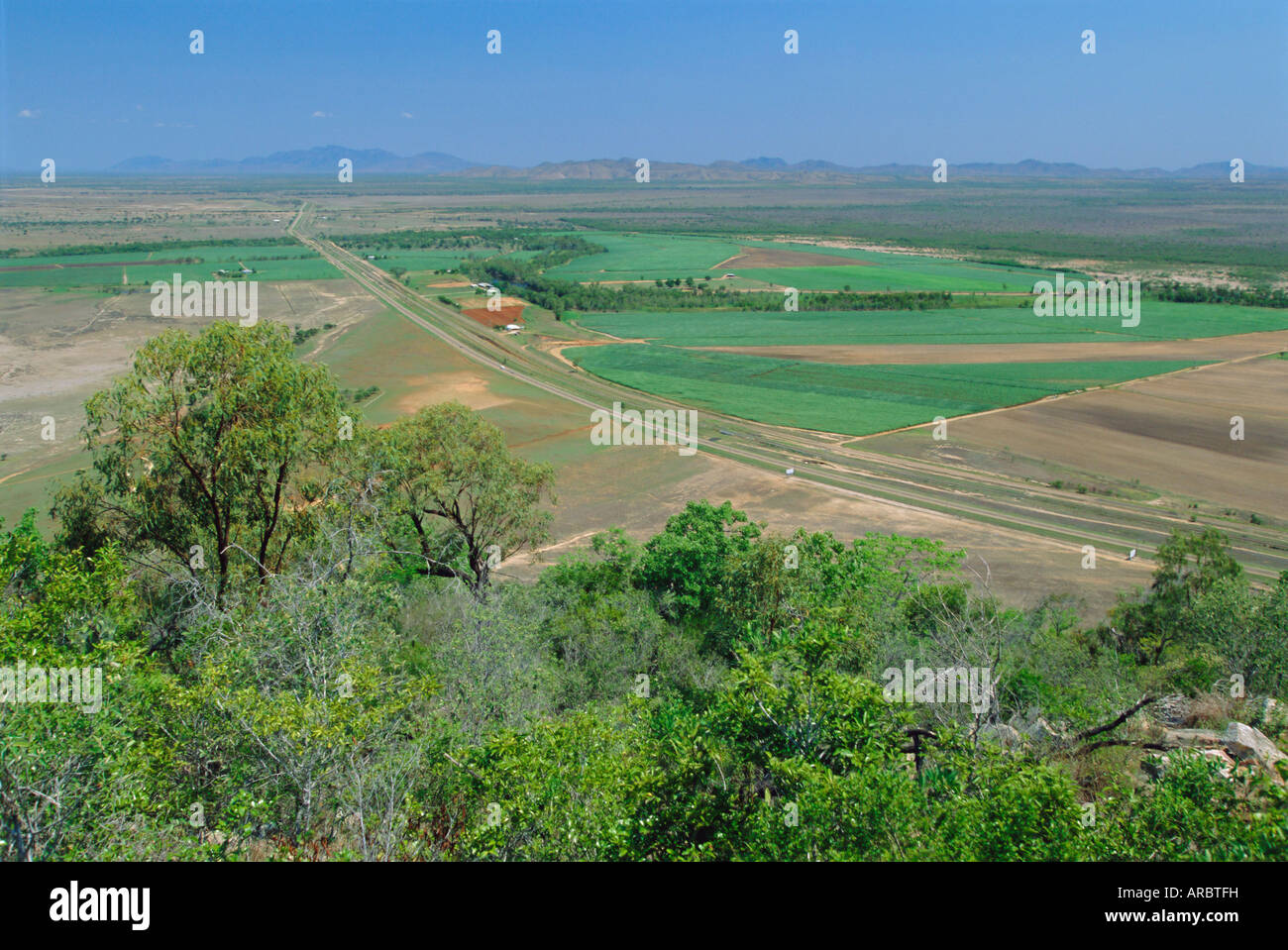 Zuckerrohr und anderen Kulturen durch Bruce Highway südlich von Townsville, Queensland, Australien Stockfoto