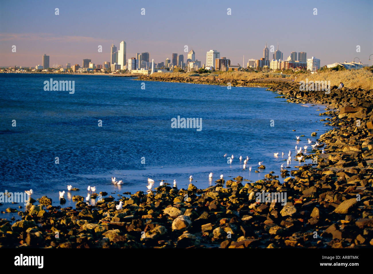 Direkt am Meer im Vorort Saint Kilda mit Blick auf die Skyline von Melbourne, Melbourne, Victoria, Australien Stockfoto