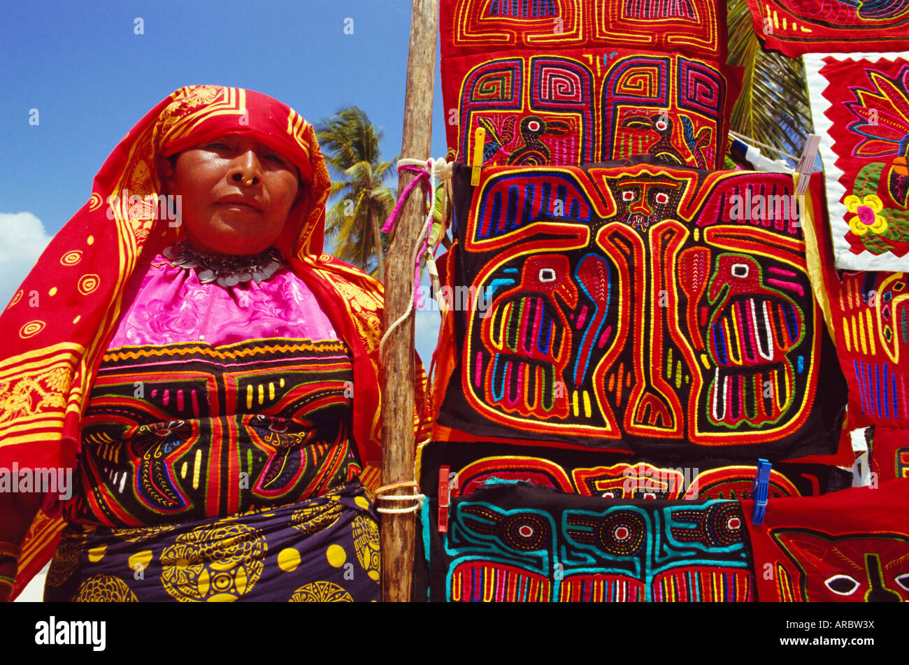 Cuna indische Frau zeigt ihre Molas (traditionelle Kleidungsstücke), San Blas Inseln, Panama, Mittelamerika Stockfoto