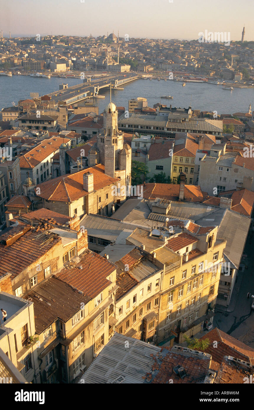 Beyoglu Bereich der Stadt und einer Straßenbrücke über den Bosporus, Istanbul, Türkei Stockfoto