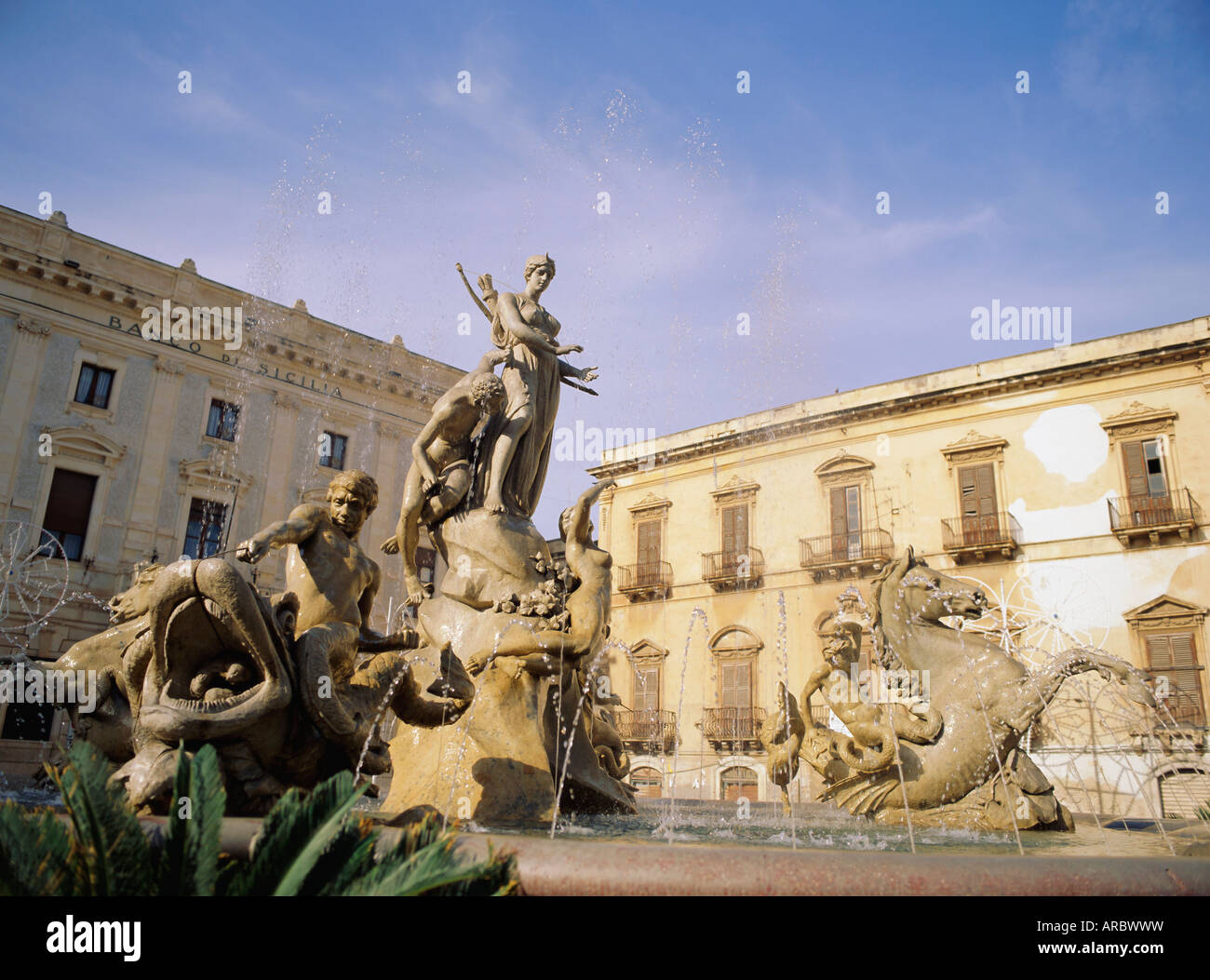Statue der Artemis (Ende des 19. Jahrhunderts von Giulio Moschetti), Piazza Archimede, Ortygia, Siracusa, Sizilien, Italien Stockfoto