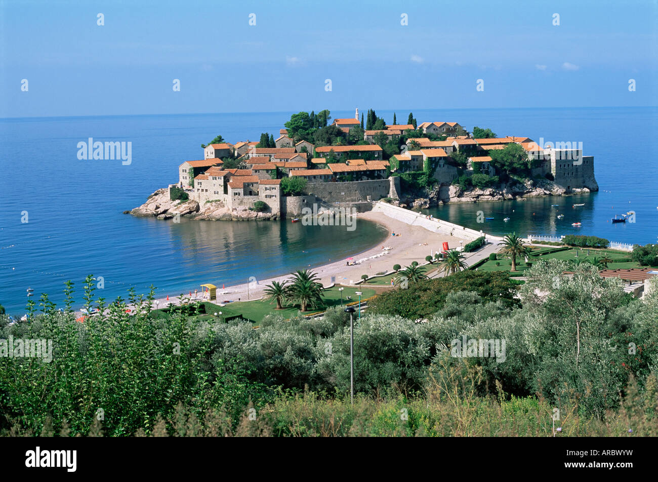 Insel von Sveti Stefan (St. Stephan), einst ein Fischerdorf, heute ein Luxus-Hotelanlage, in der Nähe von Budva, Montenegro, Europa Stockfoto