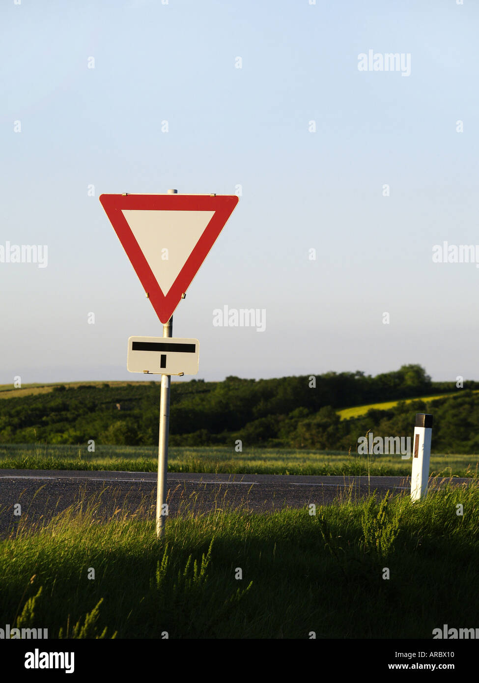 Verkehrszeichen, Ertrag Stockfoto