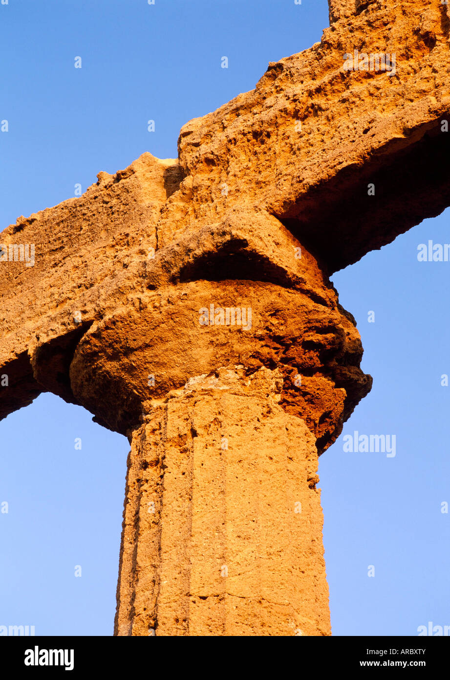 Detail einer Säule der Tempel der Juno in das Tal der Tempel in Agrigent auf Sizilien, Italien Stockfoto