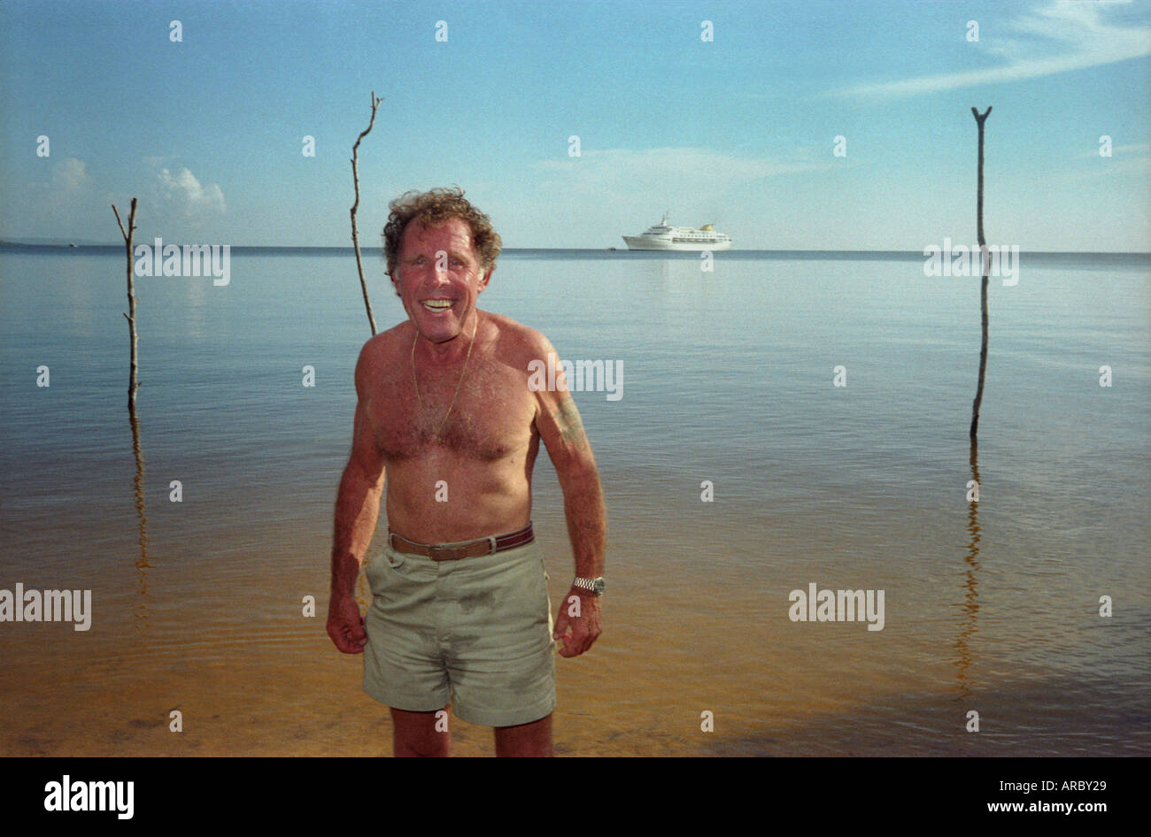 Die späten, Arno Calderari posieren für ein Foto am Ufer des Amazonas, Brasilien. Stockfoto