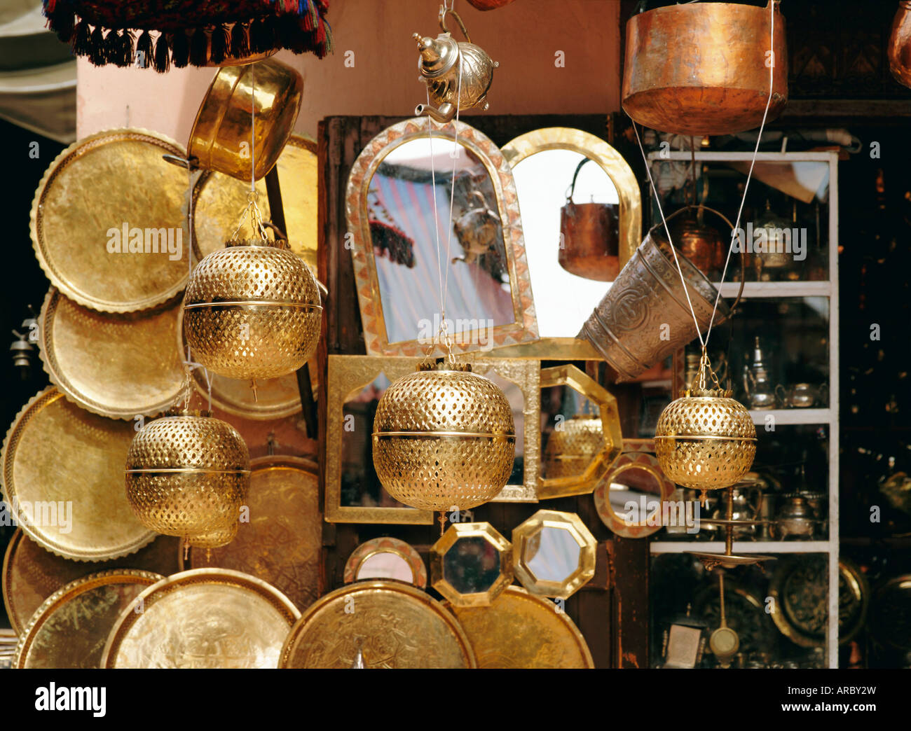 Messinggeschirr und Laternen für den Verkauf in den Souks in der Medina, Marrakesch (Marrakech), Marokko, Nordafrika, Afrika Stockfoto