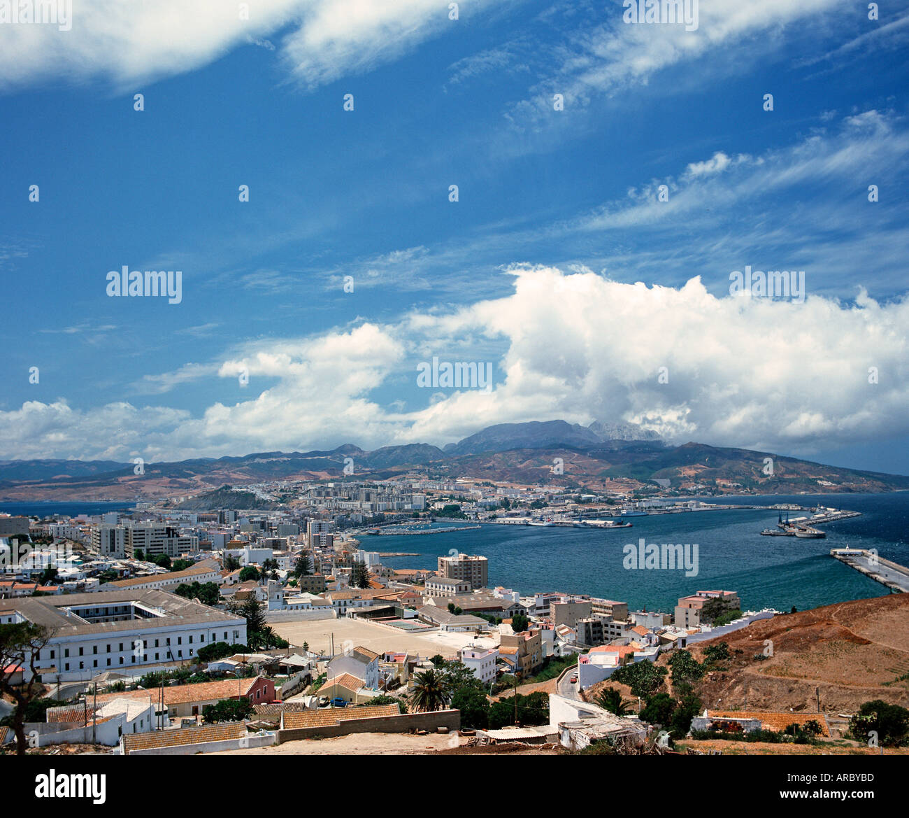 Ceuta in Nordafrika Marokko gehört zu Spanien Blick über den Hafen und die Stadt Ceuta Stockfoto