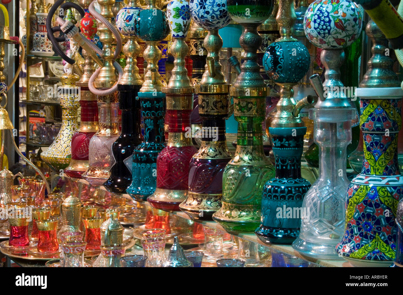 Buntes Glas, Keramik und Messing Wasserleitungen in den großen Basar, Istanbul, Türkei, Europa, Eurasien Stockfoto