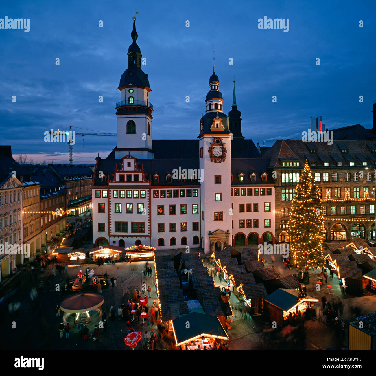 Chemnitz-Blick auf den Weihnachtsmarkt und das alte Rathaus Stockfoto